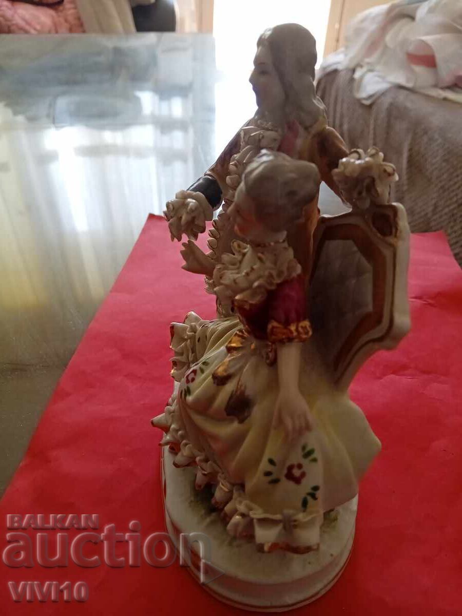 Старинна порцеланова фигура, маркирана с цена € 80.00 | 156.47 лв.