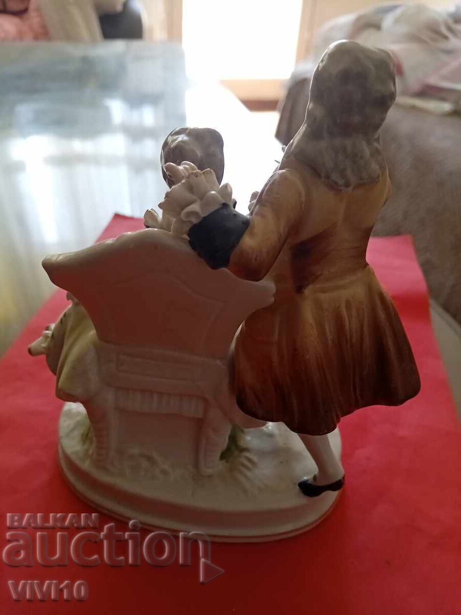 Аукцион Старинна порцеланова фигура, маркирана
