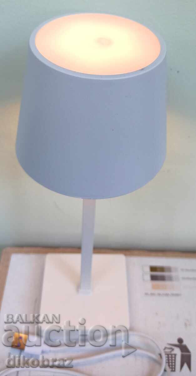 Lampă LED de masă cu 3 trepte de reglare a luminozității - pentru 5 € euro cu preț 9.80 BGN | € 5.01