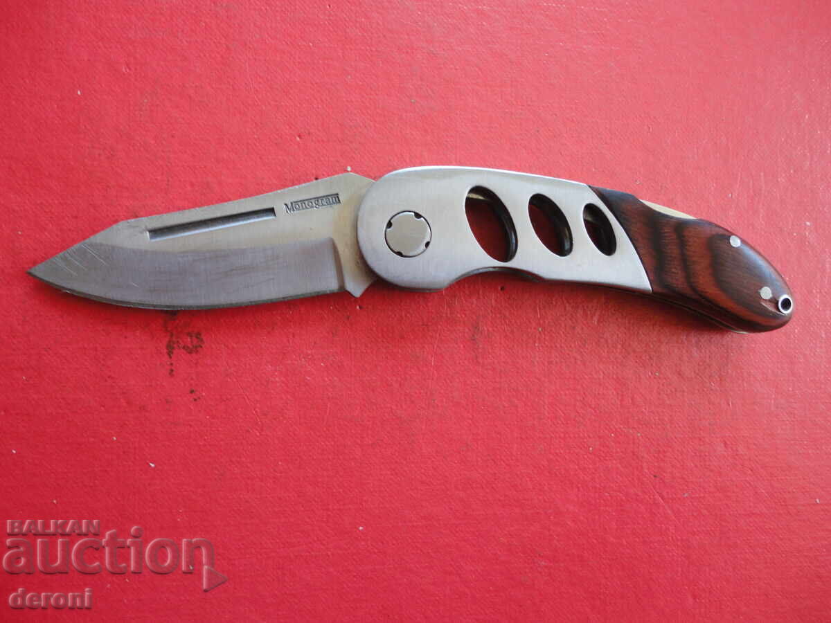 Briceag semi-automat Monugram cu preț 30.00 BGN | € 15.34 Briceag semi-automat Monugram cu preț 30.00 BGN | € 15.34