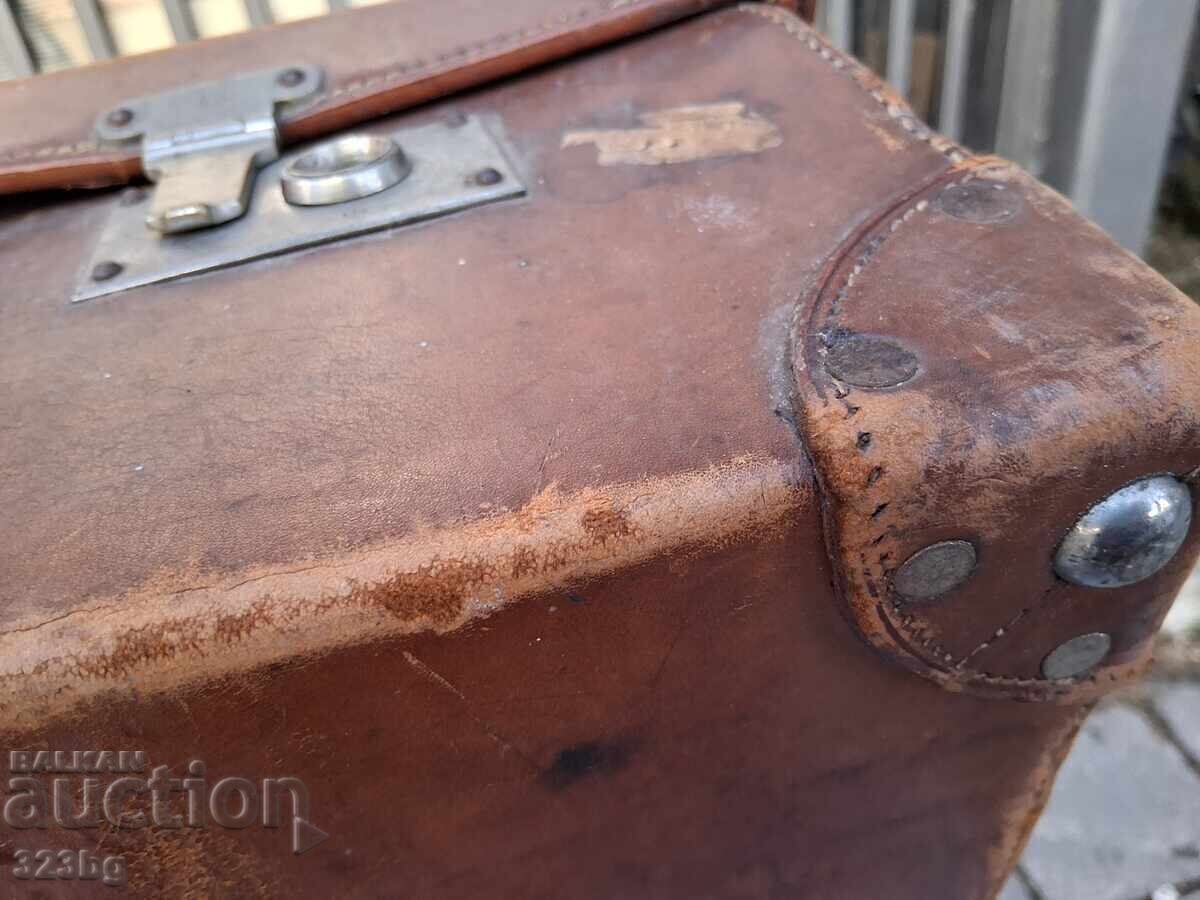 Delivery of Each retro suitcase 30s Delivery of Each retro suitcase 30s