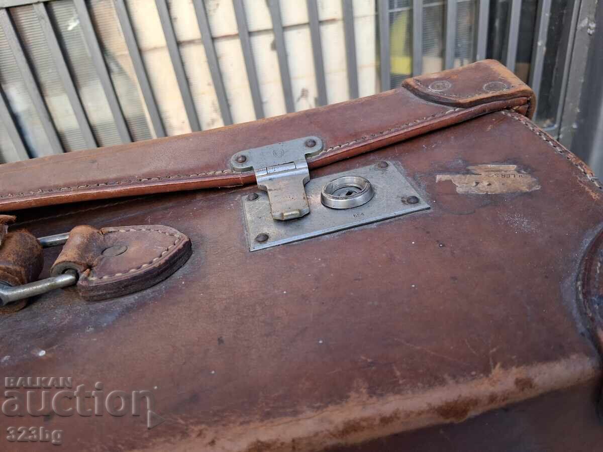 Each retro suitcase 30s - 5 Each retro suitcase 30s - 5