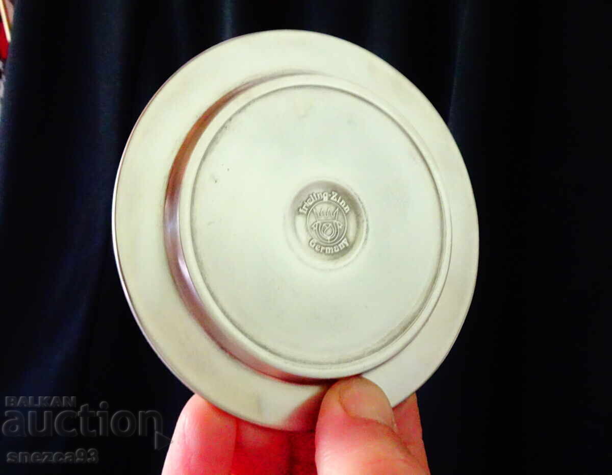 Калаена чиния с картина от любовна песен Lindenwirtin. с цена 10.00 лв. | € 5.11