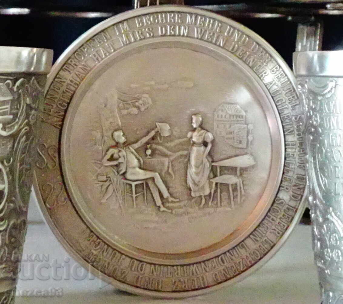 Калаена чиния с картина от любовна песен Lindenwirtin.