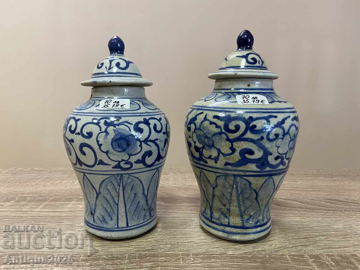 Licitație Două vaze ceramice antice cu capace, lucrate manual