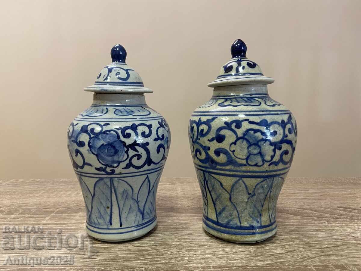 Două vaze ceramice antice cu capace, lucrate manual