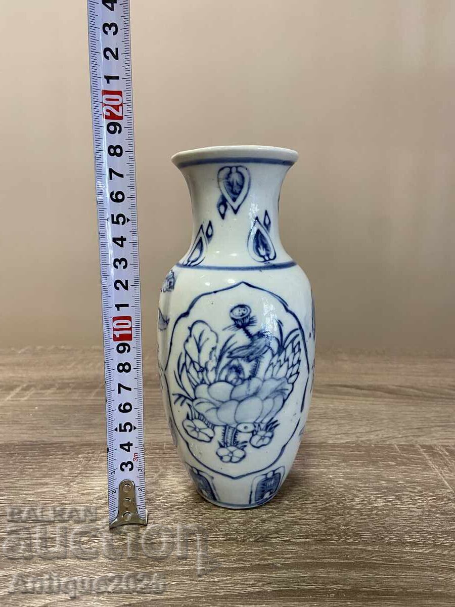 Vază din porțelan cu ornament floral albastru cu preț € 25.56 | 49.99 BGN