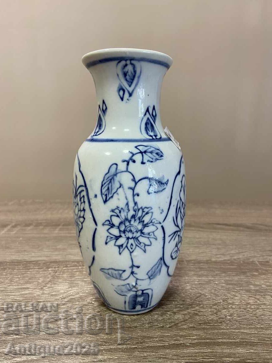 Аукцион Фарфорна ваза със син растителен орнамент Аукцион Фарфорна ваза със син растителен орнамент