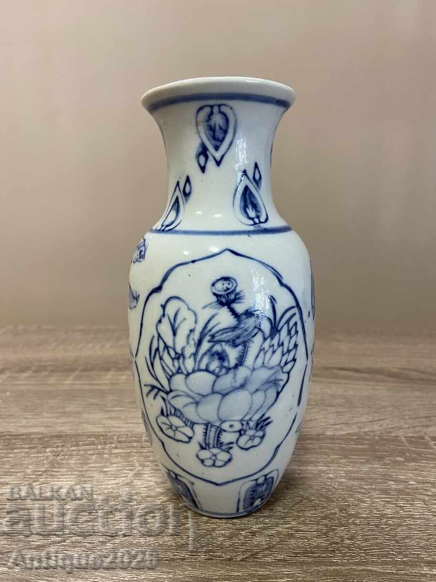 Фарфорна ваза със син растителен орнамент Фарфорна ваза със син растителен орнамент