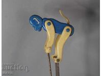 Παλιά πλαστική φιγούρα παιχνιδιού μαϊμού που σκαρφαλώνει