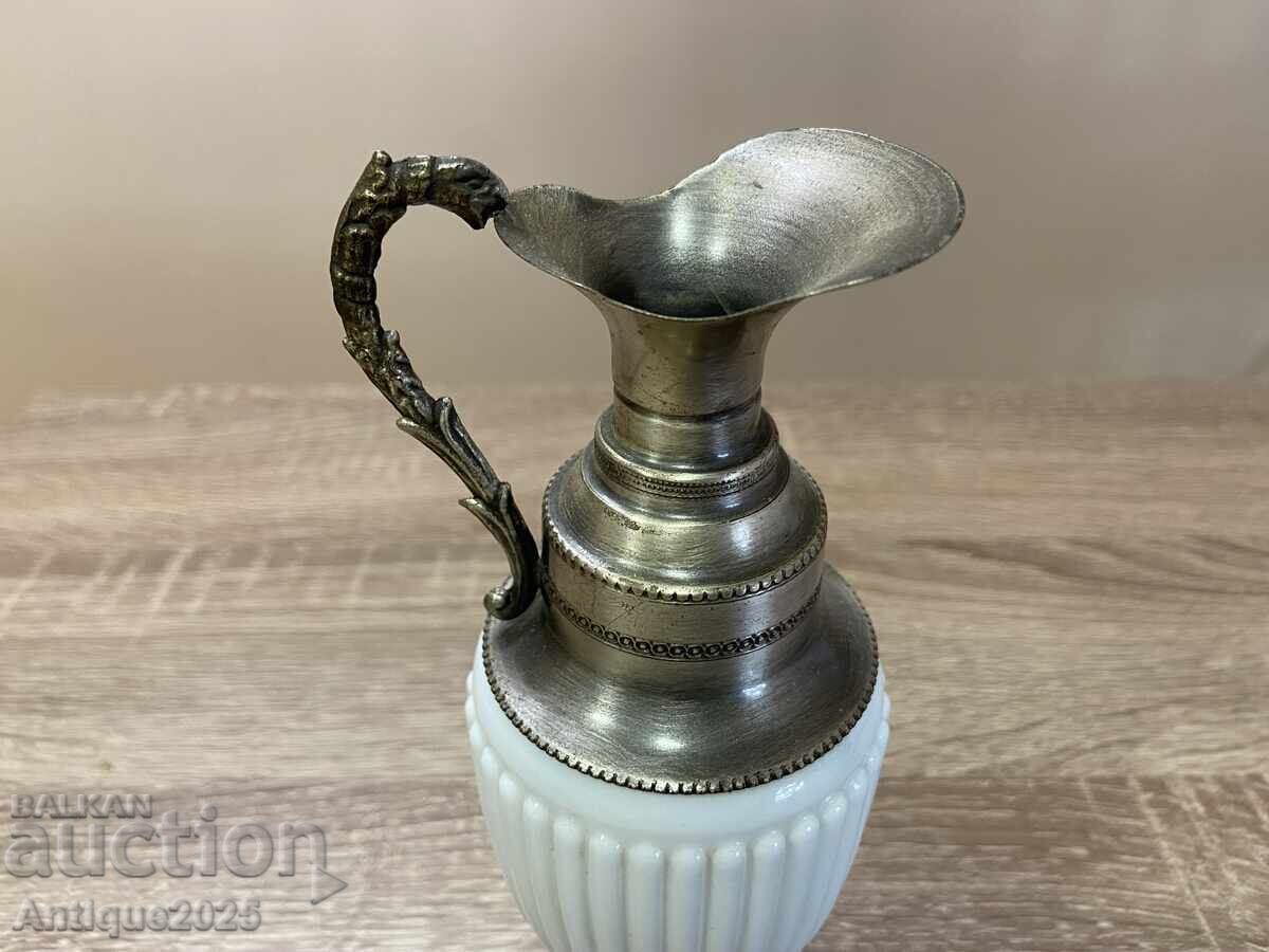 Аукцион Винтидж кана от млечно стъкло с калаена дръжка