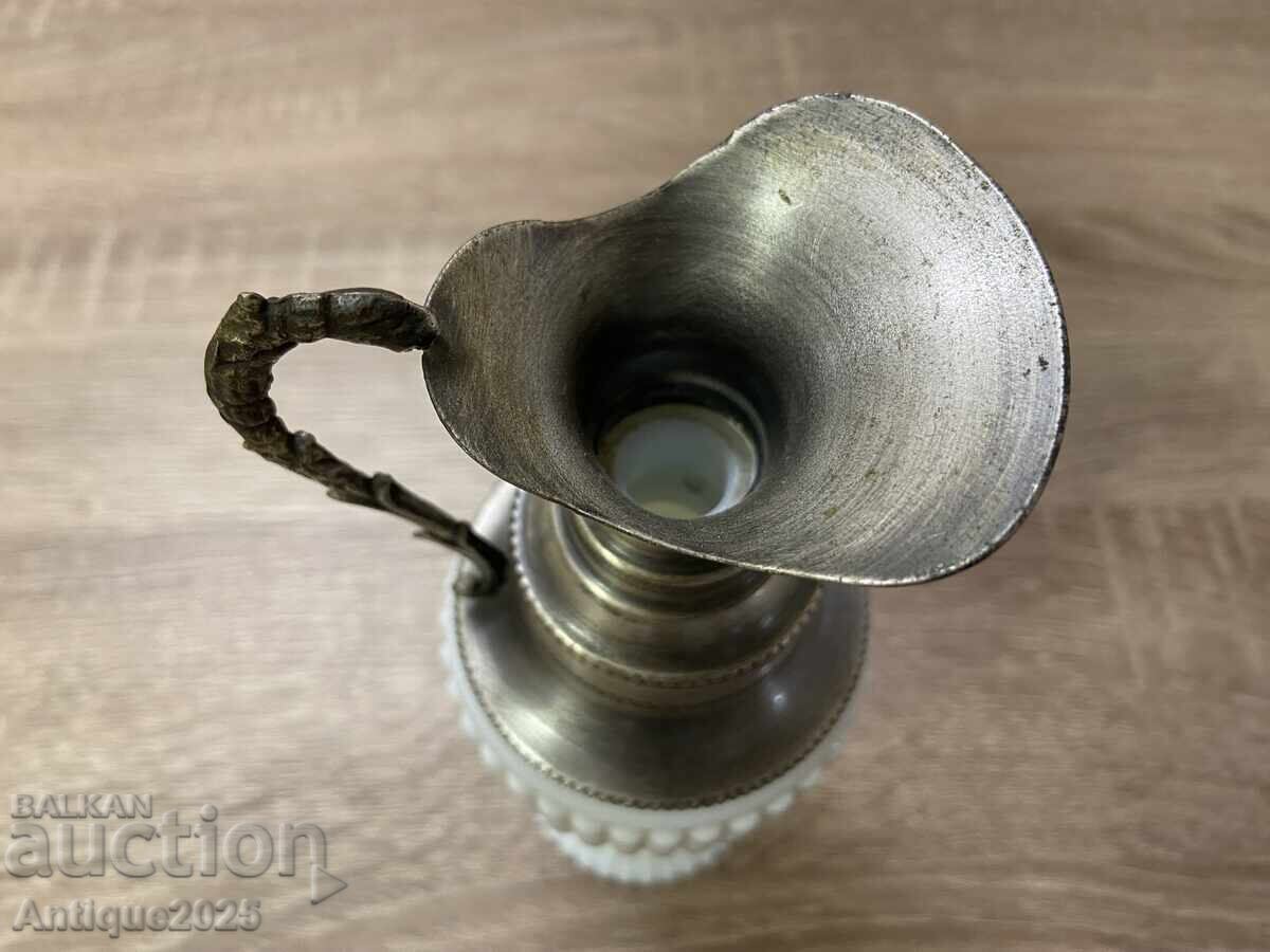 Доставка на Винтидж кана от млечно стъкло с калаена дръжка