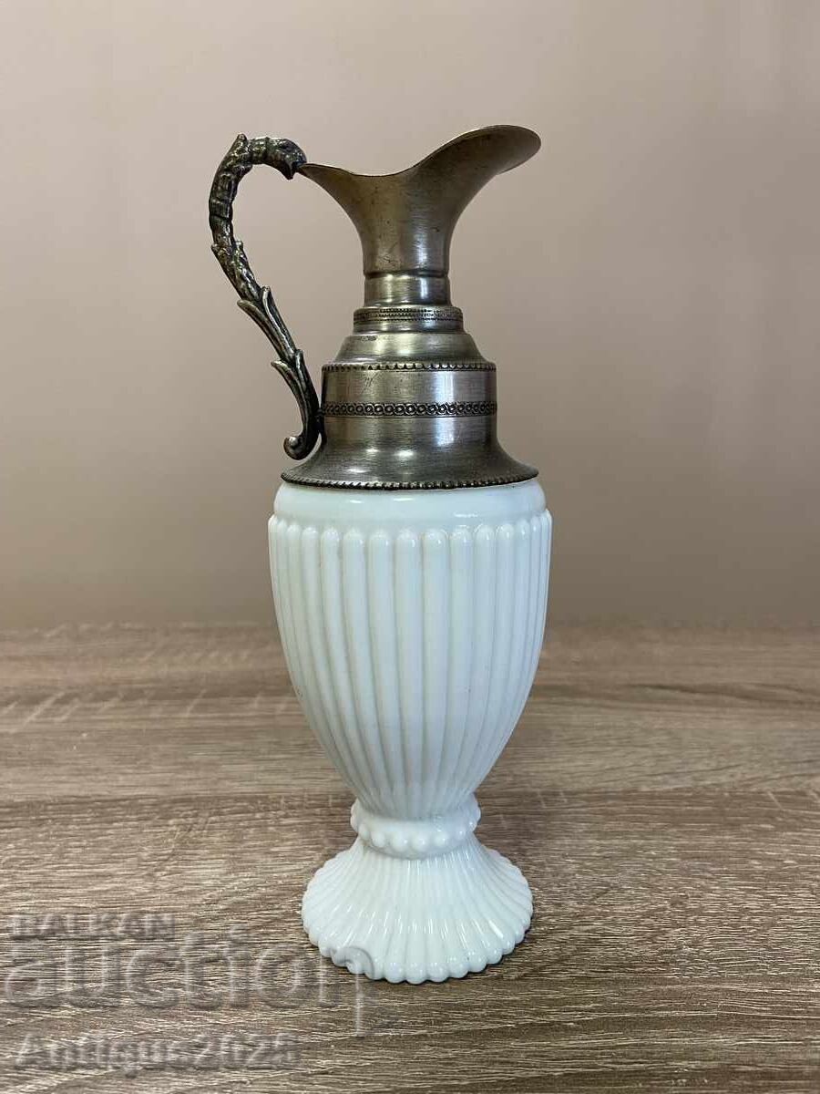 Винтидж кана от млечно стъкло с калаена дръжка