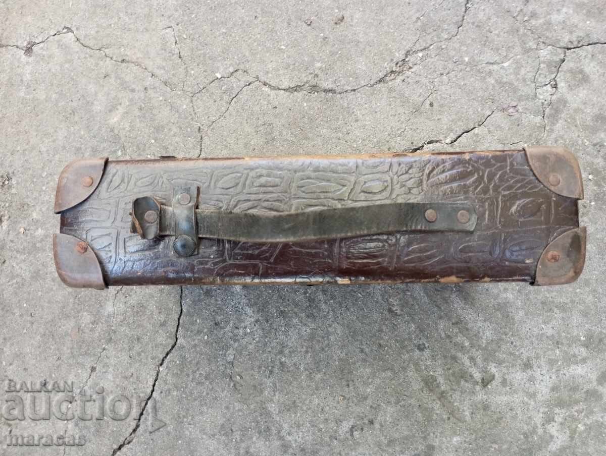 Valiză școlară veche cu preț € 6.65 | 13.01 BGN