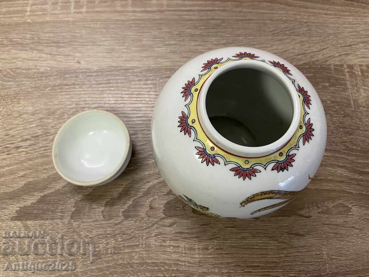 Delivery of Porcelain vase-jar in Famille Rose style Delivery of Porcelain vase-jar in Famille Rose style