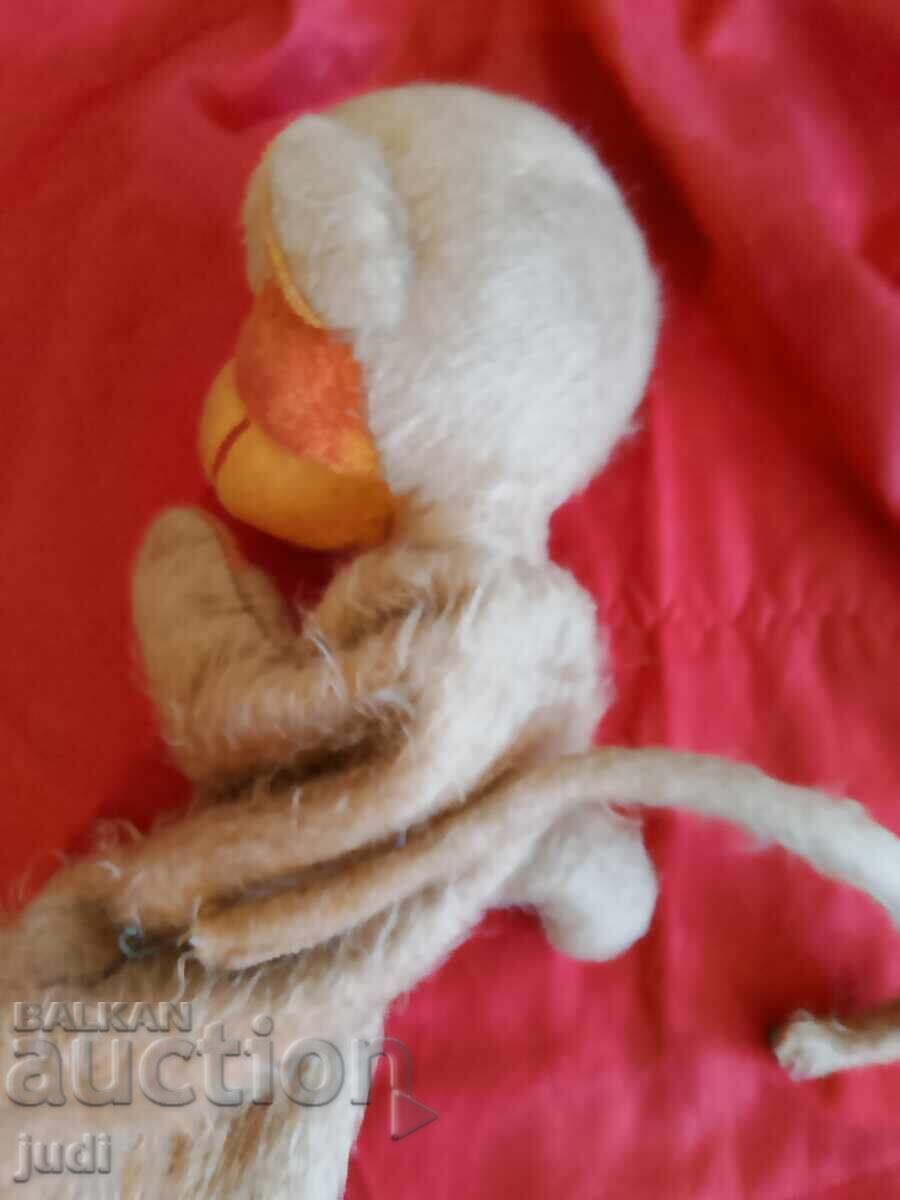 Delivery of Social monkey for puppet theater