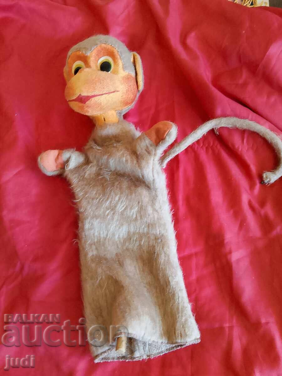 Social monkey for puppet theater