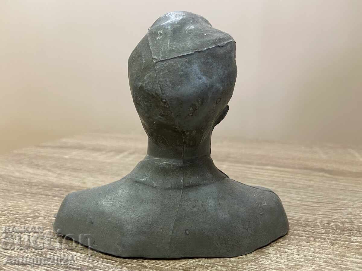 Bust de Serghei Esenin, metal cu preț 30.00 BGN | € 15.34 Bust de Serghei Esenin, metal cu preț 30.00 BGN | € 15.34