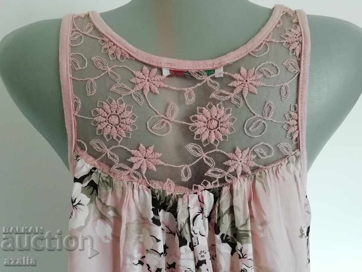 Delivery of Women's tank top with lace Delivery of Women's tank top with lace
