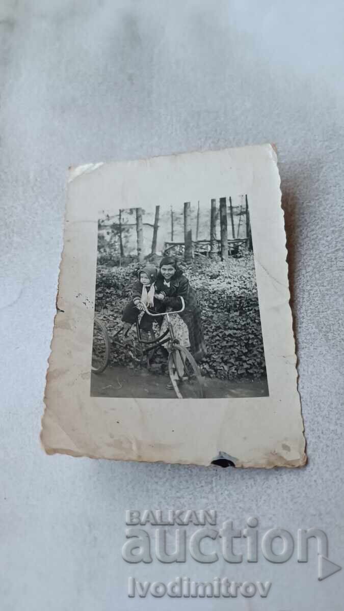 Σ-κα Σόφια Νεαρή κοπέλα και κοριτσάκι με ποδήλατο σε Βορις. κήπο (Borisova Gradina)