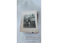 C-ca Sofia Fată tânără și fetiță cu bicicletă în Grădina Bor