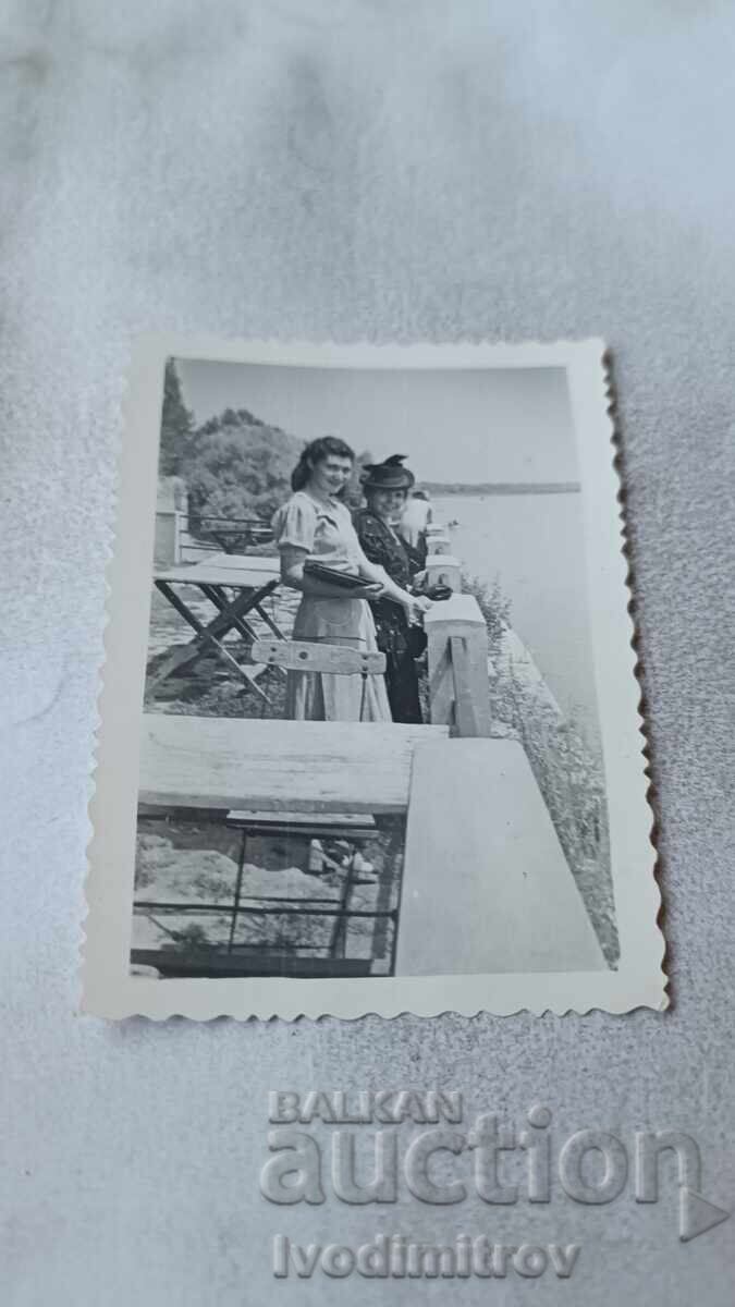 Fotografie Vidin Două femei lângă râul Dunărea 1941