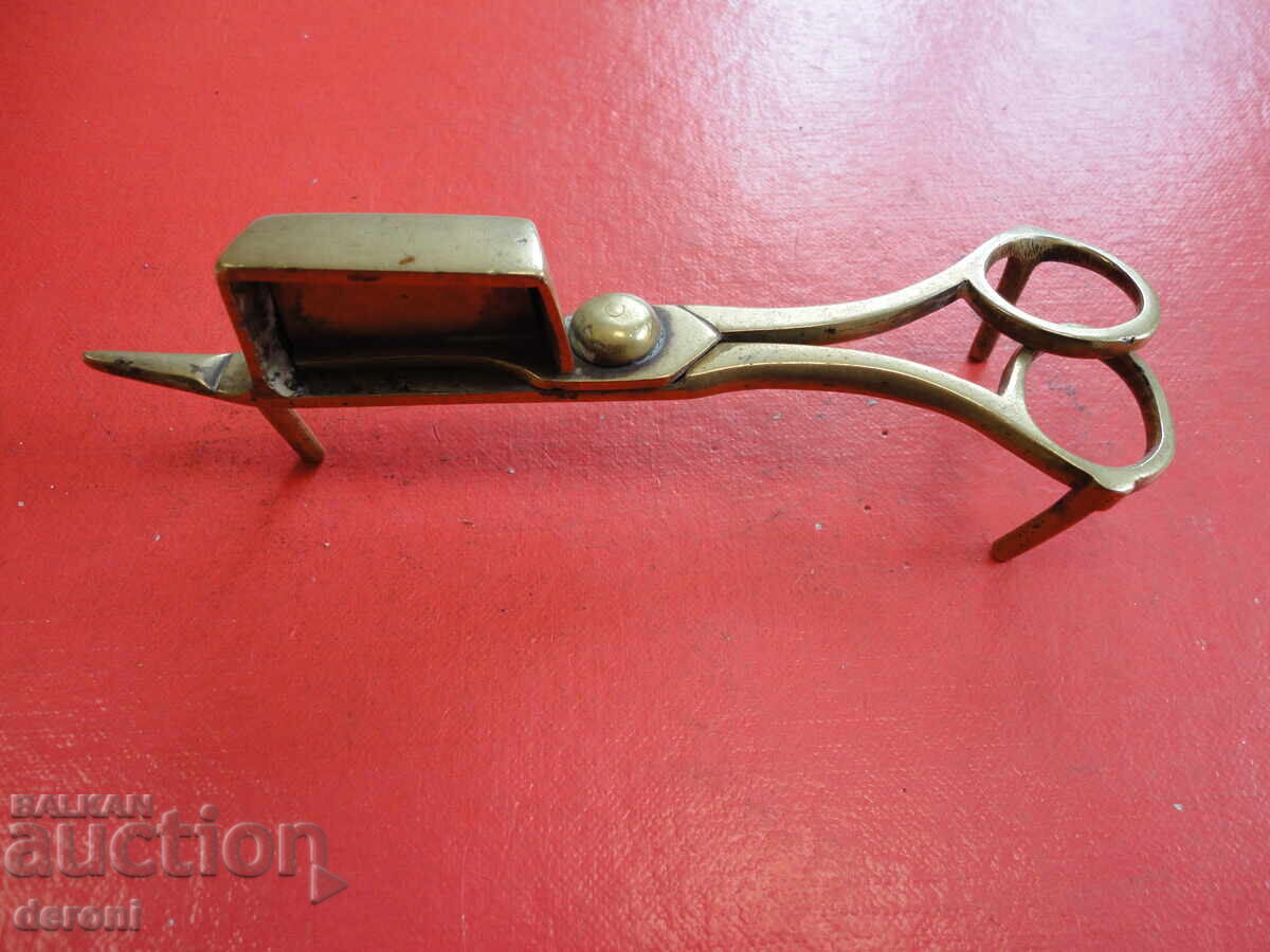 Foarfece vechi din bronz pentru fitiluri de lumânări și lămpi cu preț 160.00 BGN | € 81.81