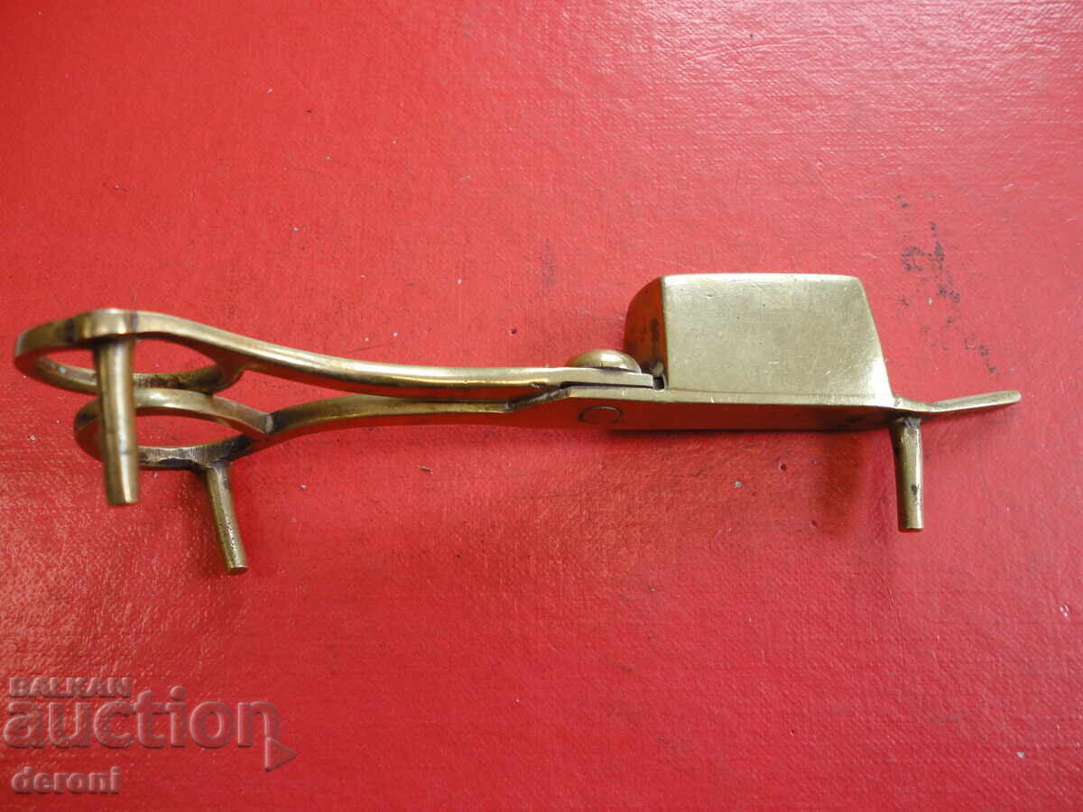 Licitație Foarfece vechi din bronz pentru fitiluri de lumânări și lămpi