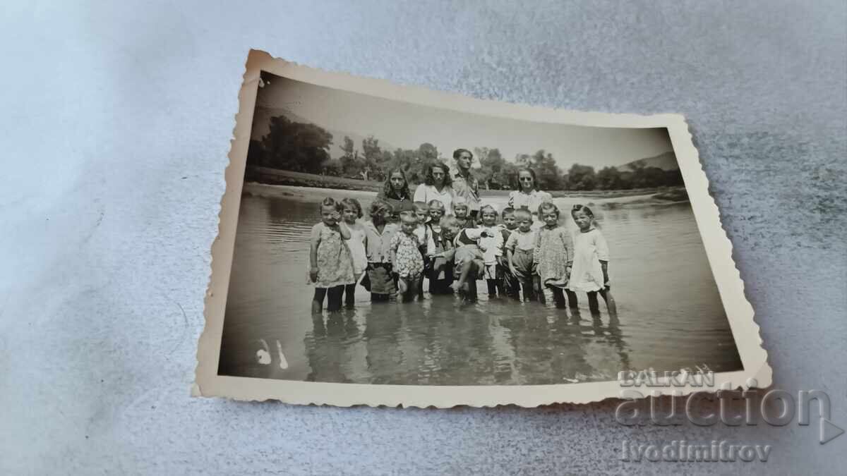 Φωτογραφία Άνδρας γυναίκες και κοριτσάκια στο ποτάμι Φωτογραφία Άνδρας γυναίκες και κοριτσάκια στο ποτάμι