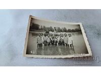 Φωτογραφία Άνδρας γυναίκες και κοριτσάκια στο ποτάμι