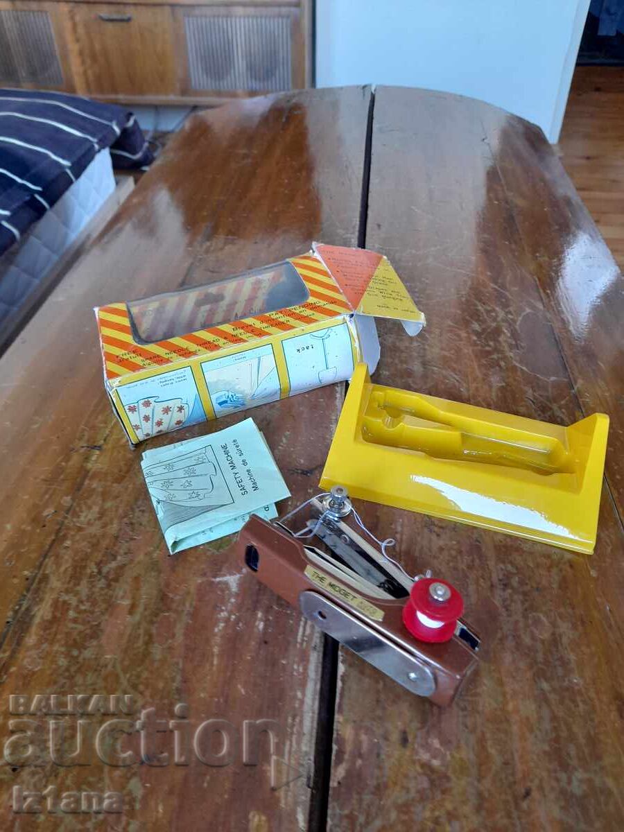 Licitație Veche mașină de cusut manuală The Midget Licitație Veche mașină de cusut manuală The Midget