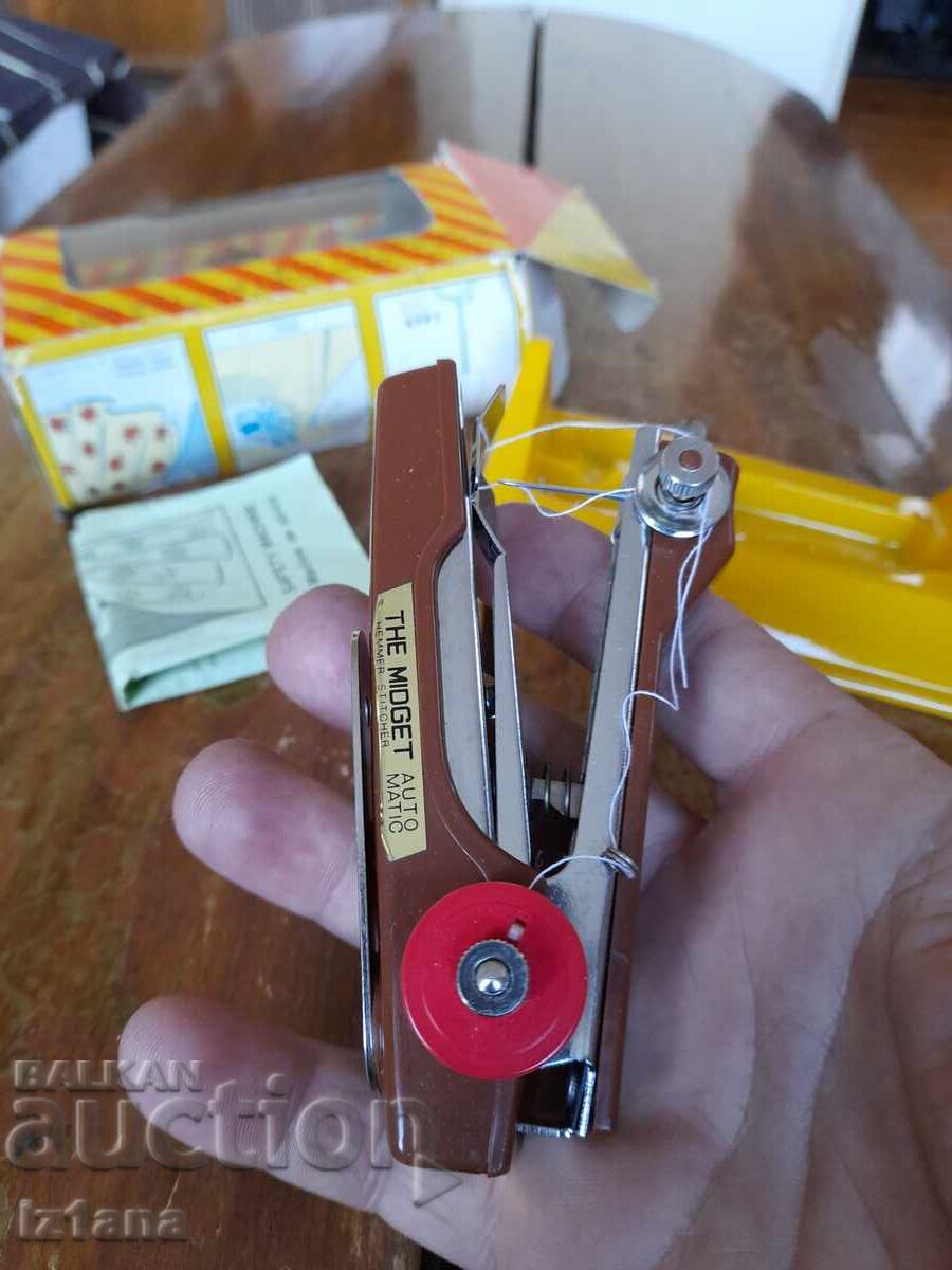 Livrarea Veche mașină de cusut manuală The Midget Livrarea Veche mașină de cusut manuală The Midget