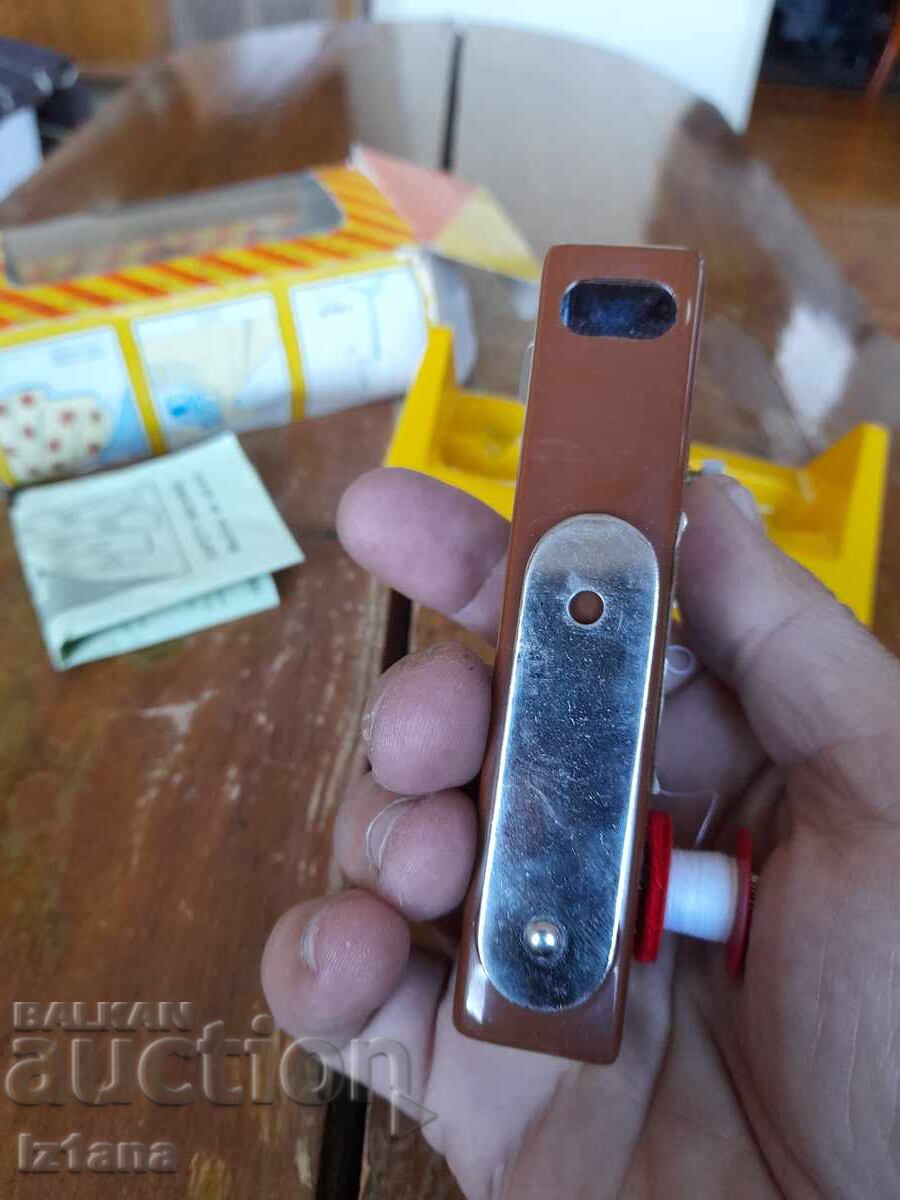 Veche mașină de cusut manuală The Midget - 5 Veche mașină de cusut manuală The Midget - 5