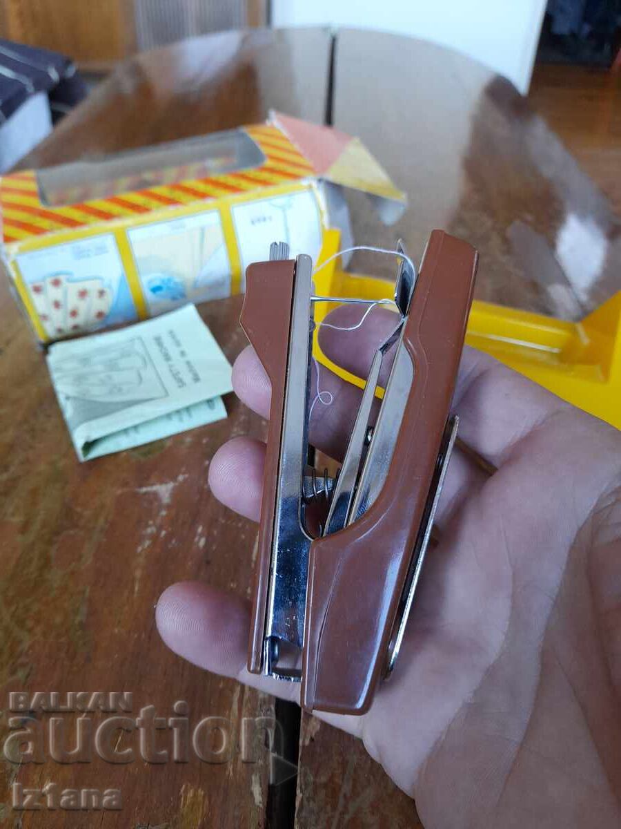 Veche mașină de cusut manuală The Midget - 6 Veche mașină de cusut manuală The Midget - 6