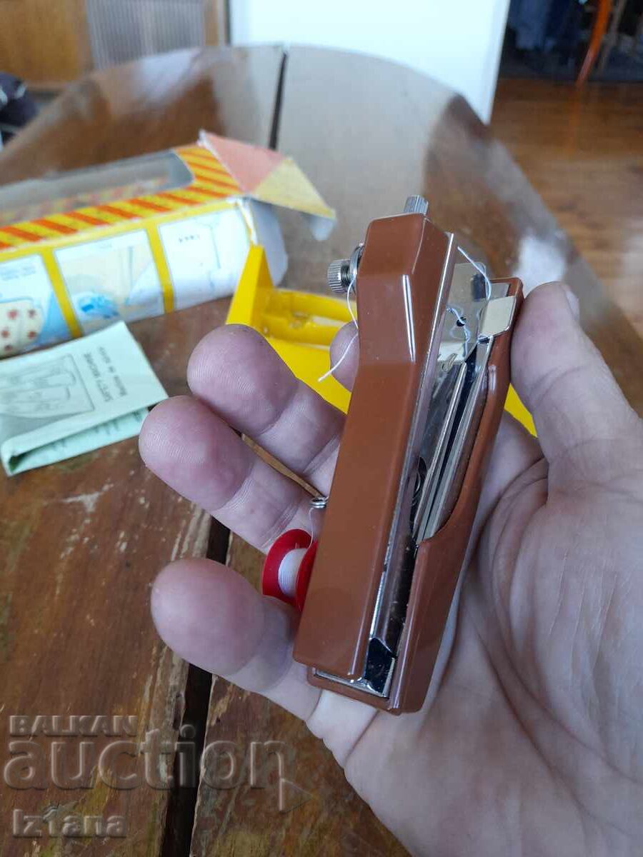 Veche mașină de cusut manuală The Midget - 7 Veche mașină de cusut manuală The Midget - 7