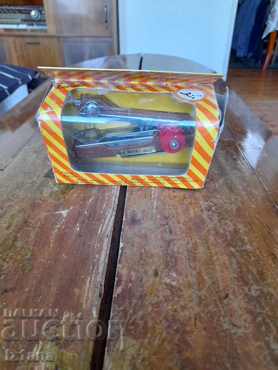 Veche mașină de cusut manuală The Midget Veche mașină de cusut manuală The Midget