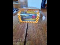 Veche mașină de cusut manuală The Midget