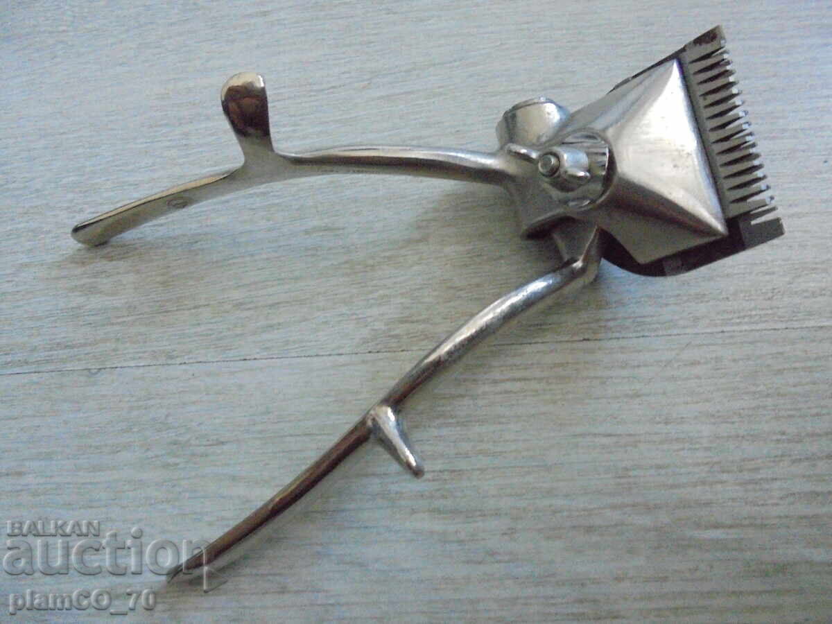 №*8218 Mașină de tuns părul veche, mecanică cu preț 25.00 BGN | € 12.78 №*8218 Mașină de tuns părul veche, mecanică cu preț 25.00 BGN | € 12.78