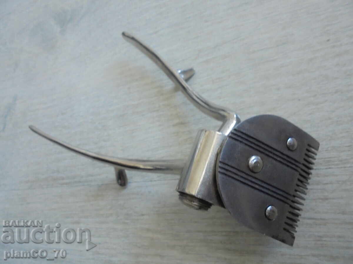 Licitație №*8218 Mașină de tuns părul veche, mecanică Licitație №*8218 Mașină de tuns părul veche, mecanică