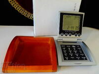 Ceas de masă, alarmă, calendar, bază din lemn