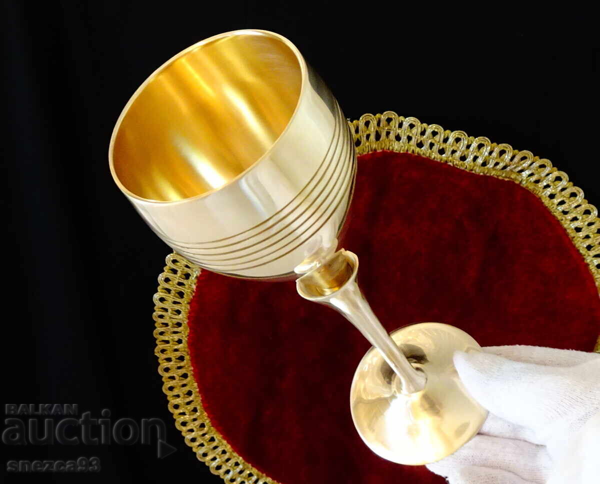 Бронзов бокал,чаша за вино,лале,релеф. с цена 76.00 лв. | € 38.86