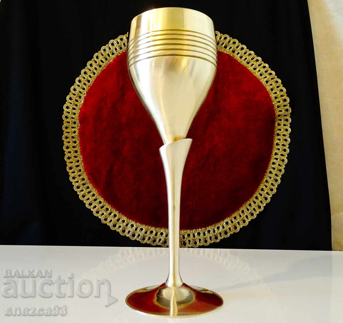 Бронзов бокал,чаша за вино,лале,релеф.