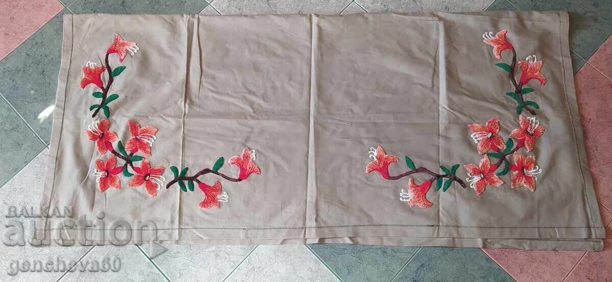 Large tablecloth with plush tufted embroidery - 5