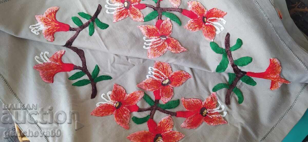Large tablecloth with plush tufted embroidery - 7