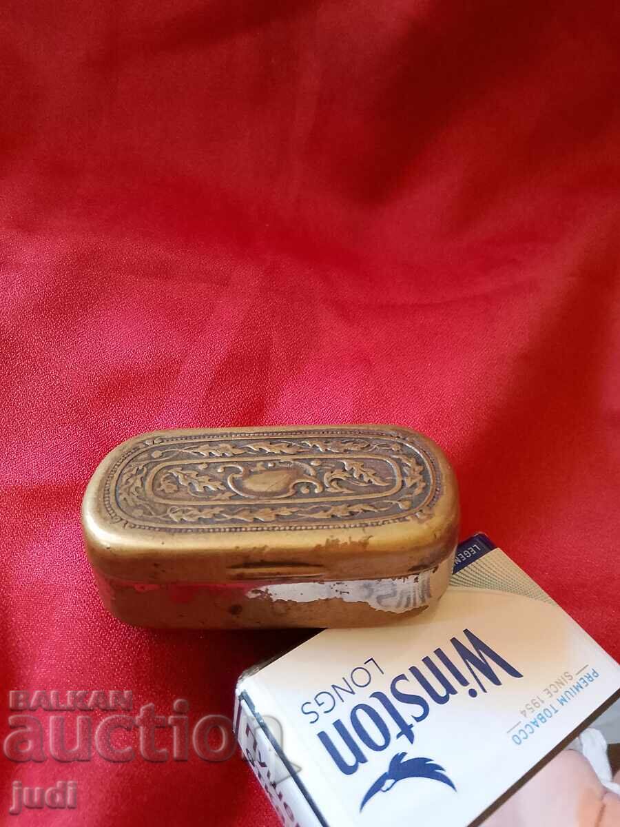 Veche cutie de tutun de prizat cu preț 30.00 BGN | € 15.34