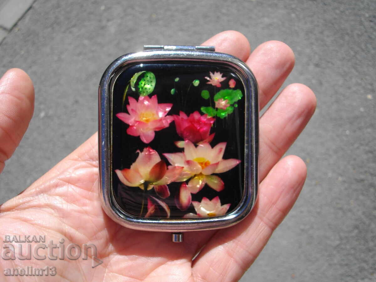 OLD POCKET MIRROR MIRROR with price 50.00 BGN | € 25.56 OLD POCKET MIRROR MIRROR with price 50.00 BGN | € 25.56
