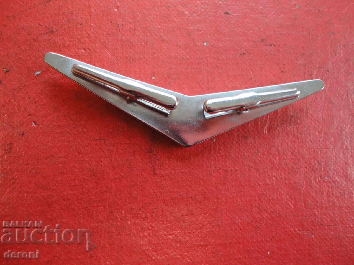 Auction  Incredible needle brooch with stones