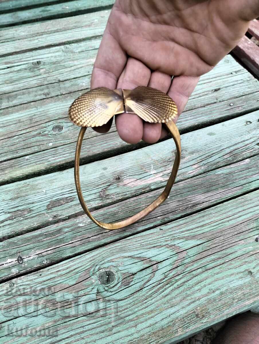 Старинен позлатен колан с формата на мида с цена 29.99 лв. | € 15.33 Старинен позлатен колан с формата на мида с цена 29.99 лв. | € 15.33