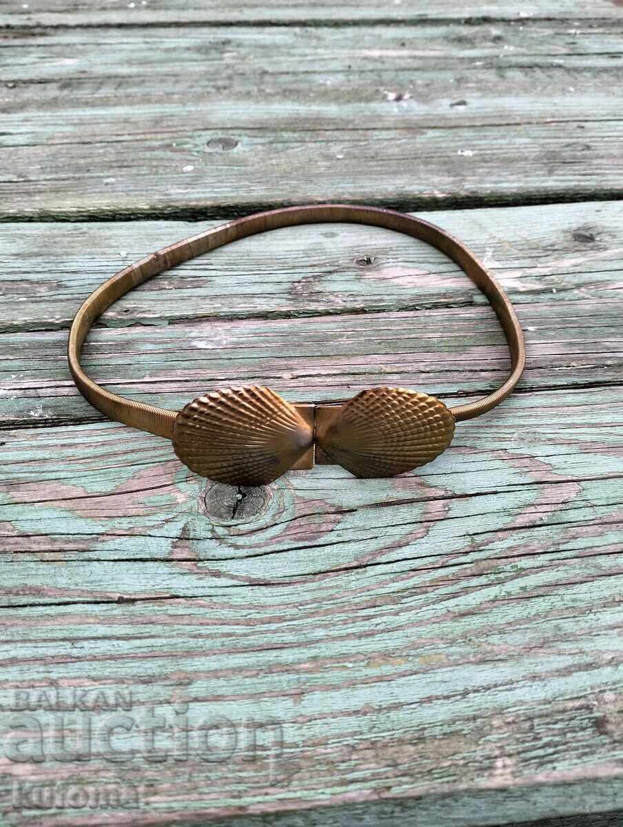 Старинен позлатен колан с формата на мида Старинен позлатен колан с формата на мида