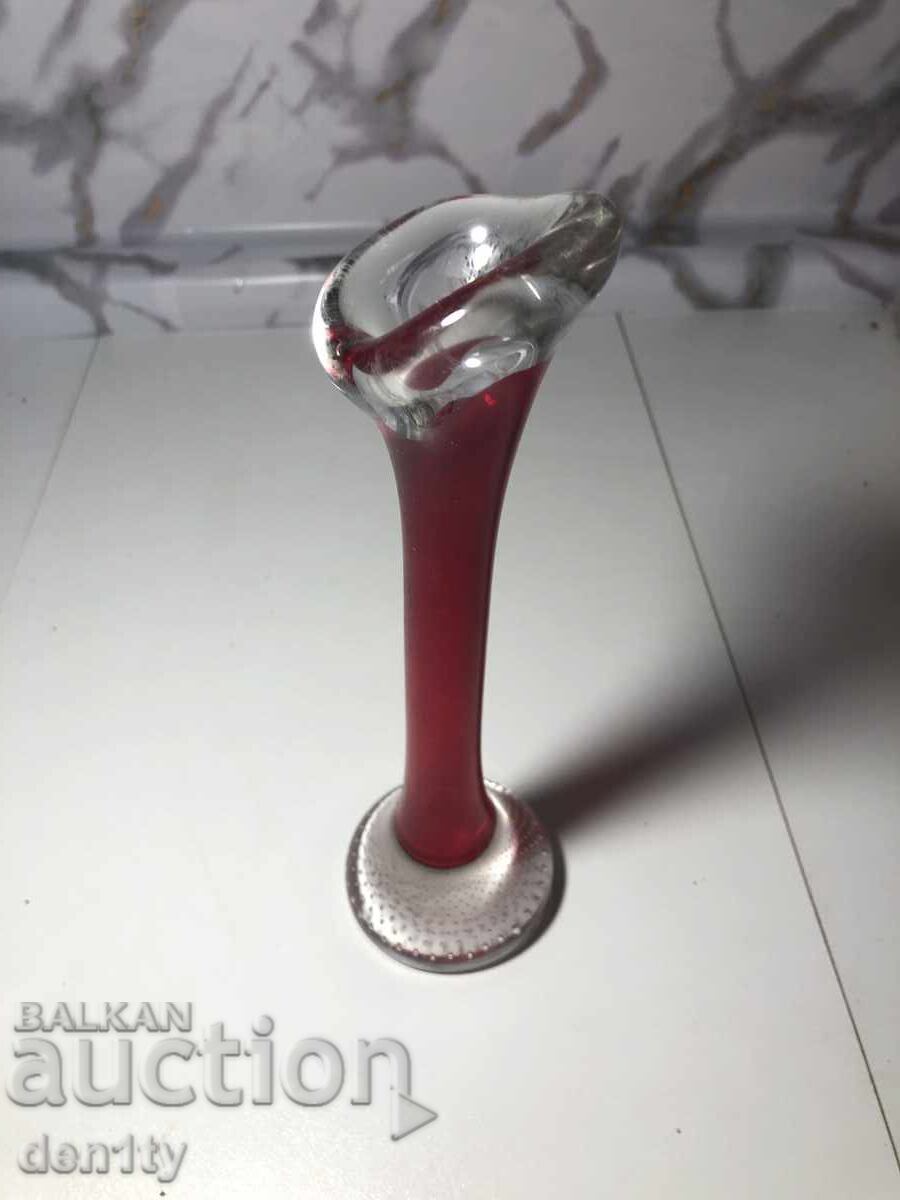 шведска рубиненочервена стъклена ваза с цена 45.00 лв. | € 23.01